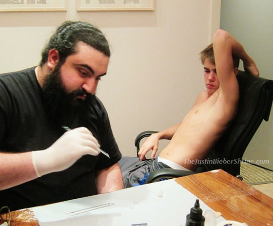 Fotos do dia em que Justin Bieber fez sua segunda tatuagem caem na rede 