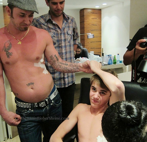 Fotos do dia em que Justin Bieber fez sua segunda tatuagem caem na rede 