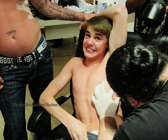 Fotos do dia em que Justin Bieber fez sua segunda tatuagem caem na rede 