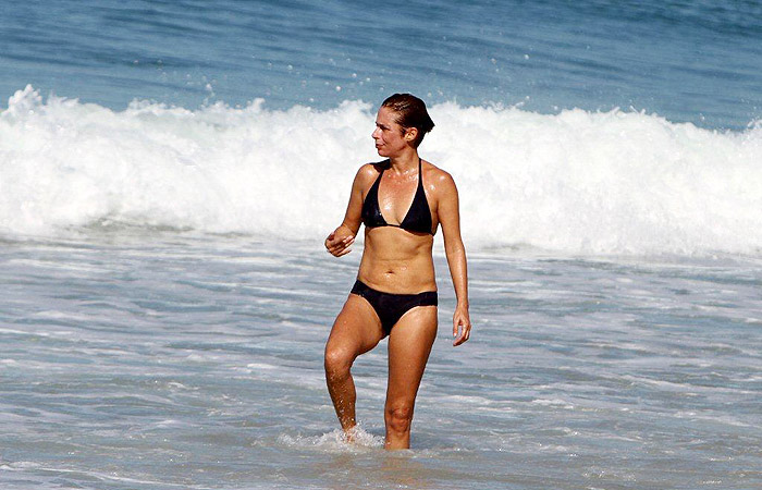 Andréa Beltrão corre nas areias da praia de Ipanema - agnews