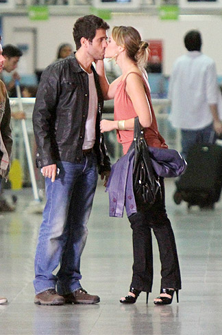 Eriberto Leão e Paola Oliveira gravaram uma cena de beijo no aeroporto
