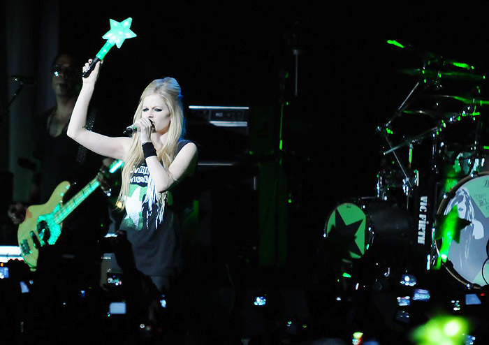 Avril Lavigne começou o show segurando uma estrela piscante entoando a música Black Star