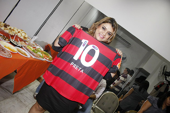 Petra Gil exibiu a camisa do flamengo.