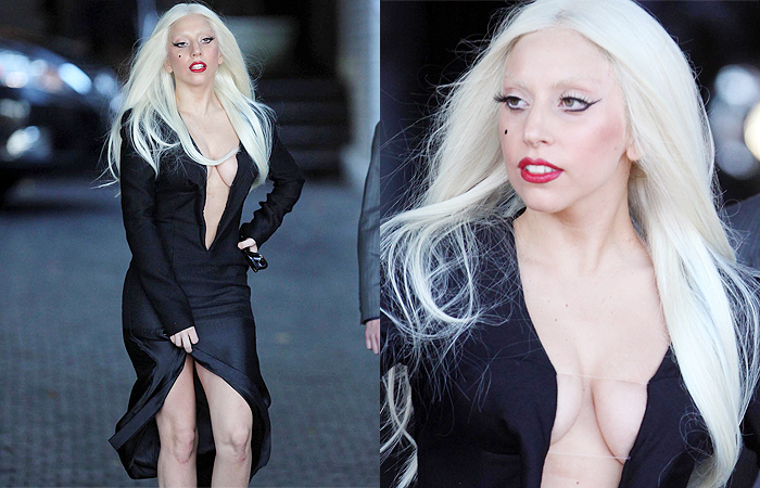Lady Gaga abusa de decote e quase mostra os seios - Grosby