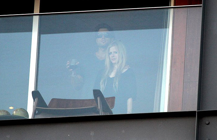 Avril Lavigne relaxa na sacada de hotel, no Rio - agnews