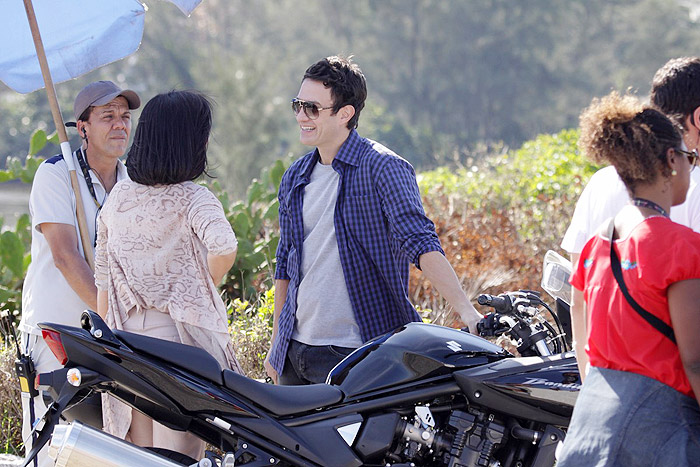 Léo e Norma curtem clima de romance em passeio de moto