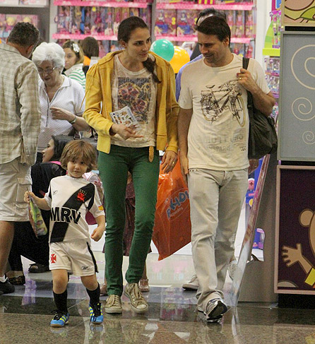Murilo Rosa e Fernanda Tavares foram ao shopping com o filho, Lucas