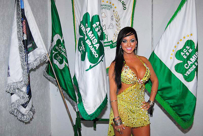 Fernanda Passos chamou a atenção com vestido decotado