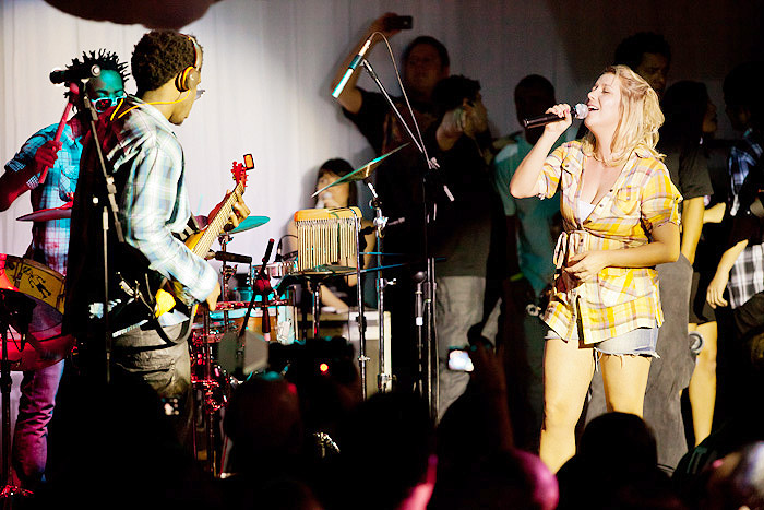 Luiza Possi sobe no palco do show de Thiago Martins e toca percussão - Divulgação