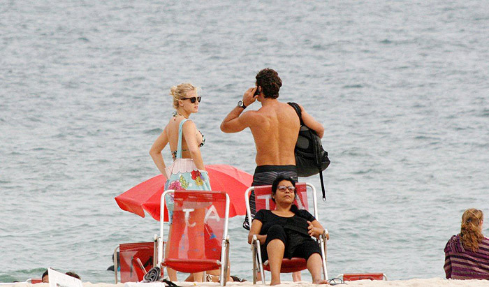 Flávio Canto e Fiorella Mattheis foram à praia de Ipanema 