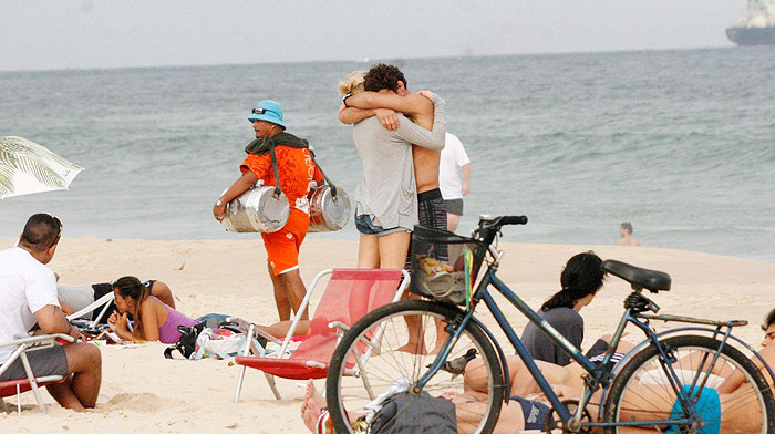 Casal ficou um tempo abraçado