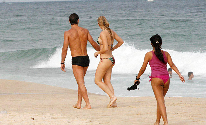 Casal aproveitou o dia de sol para ir à praia