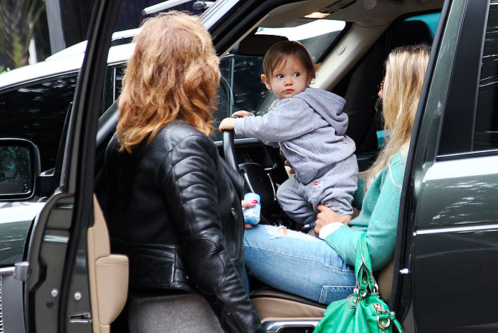 Vittorio se diverte com o volante do carrão da mamãe