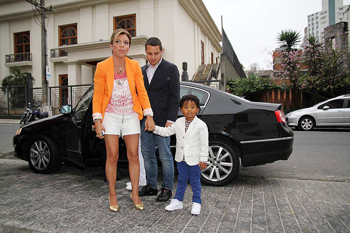 Astrid posou com seu filho na porta do Buffet. 