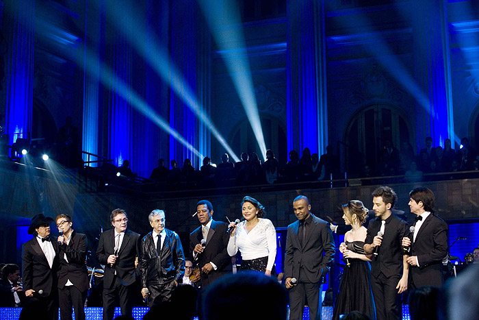 Todos os artistas convidados à homenagem cantam juntos no palco