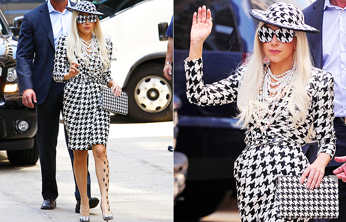 Lady Gaga desfila com look todo combinado em Nova York - Grosby