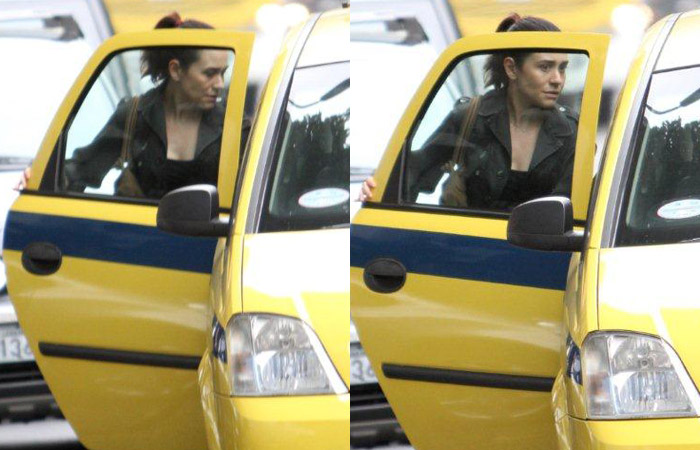 Alessandra Negrini é clicada ao entrar em táxi, no Rio - agnews