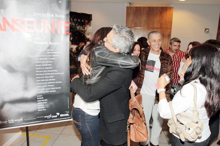 Carol Castro deu uma abraço em Caetano Veloso.