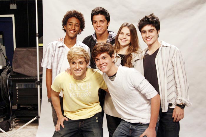 O elenco sorriu para fazer a pose