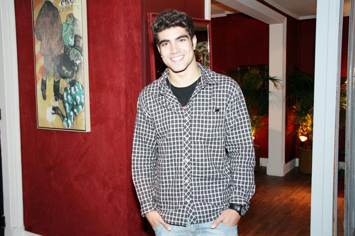 Caio Castro posou sorridente