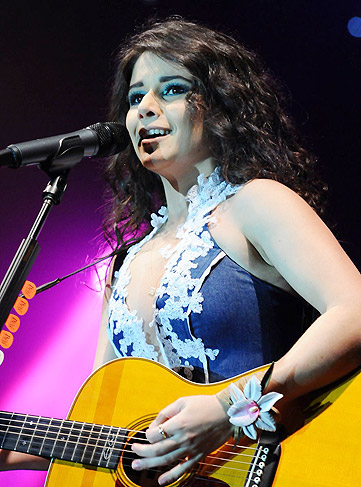 A cantora tocou violão no show