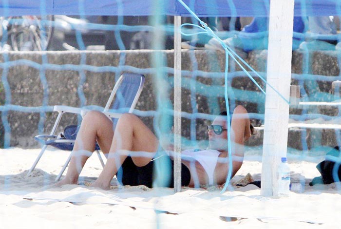 Glenda Kozlowski se refresca na praia de Ipanema.Álbum de Fotos!