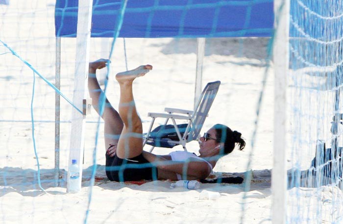 Glenda Kozlowski se refresca na praia de Ipanema.Álbum de Fotos!