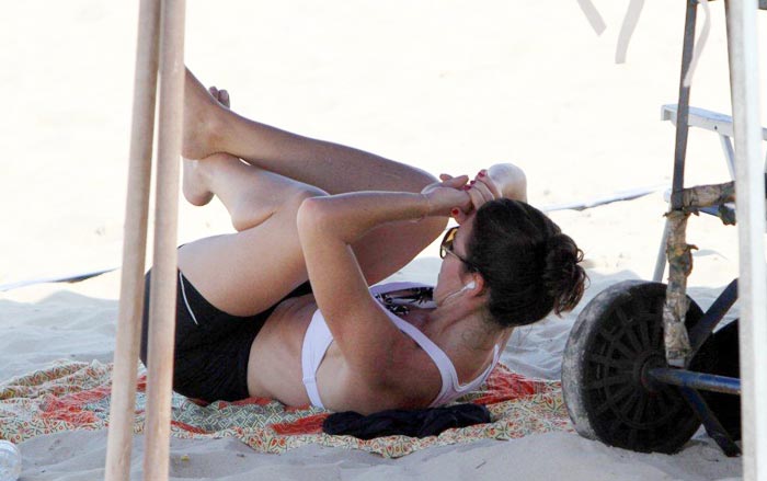 Glenda Kozlowski se refresca na praia de Ipanema.Álbum de Fotos!