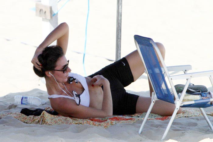 Glenda Kozlowski se refresca na praia de Ipanema.Álbum de Fotos!