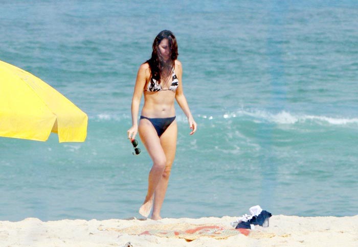 Glenda Kozlowski se refresca na praia de Ipanema.Álbum de Fotos!