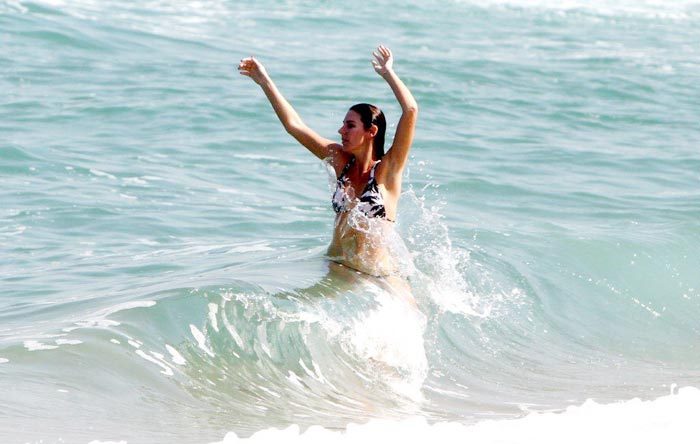 Glenda Kozlowski se refresca na praia de Ipanema.Álbum de Fotos!