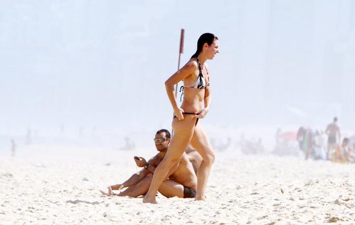 Glenda Kozlowski se refresca na praia de Ipanema.Álbum de Fotos!