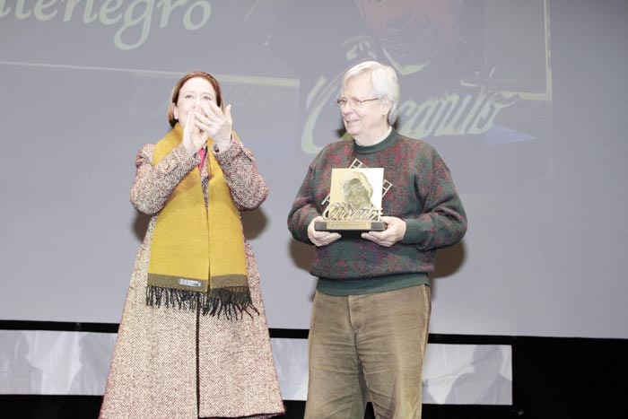 No palco, Fernada aplaudiu junto com o público. 