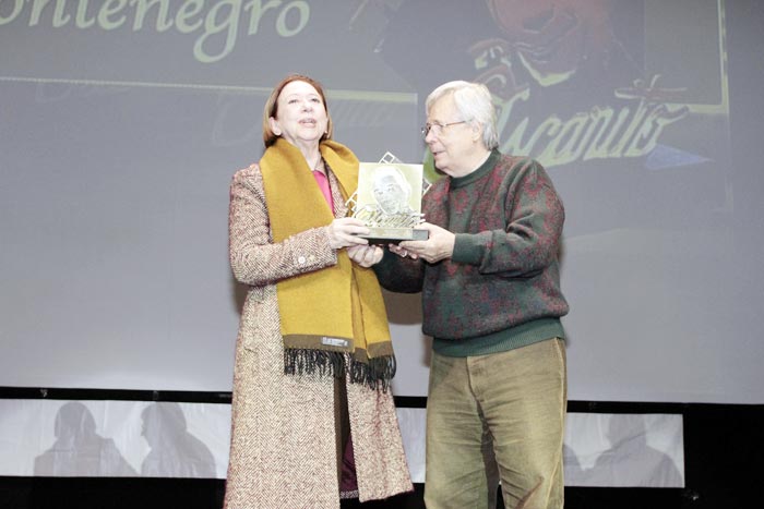 Atriz ficou muito emocionada ao receber a homenagem. 