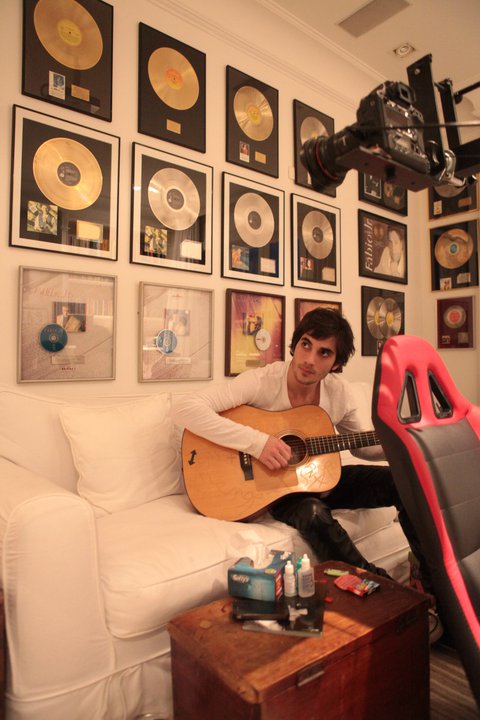 Clipe foi gravado na casa de Fabio Jr., pai do cantor.