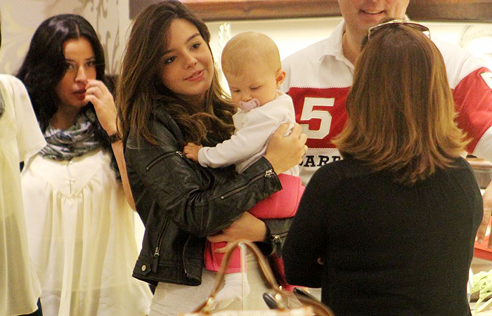 Giovanna Lancellotti aparece com bebê em loja - agnews