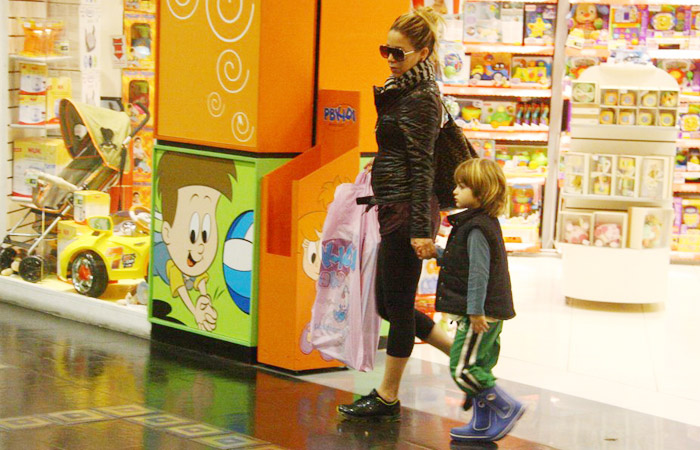 Danielle Winits passeia em shopping com Noah - agnews