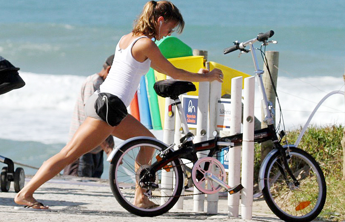 Fernanda Freitas se alonga antes de andar de bicicleta - agnews