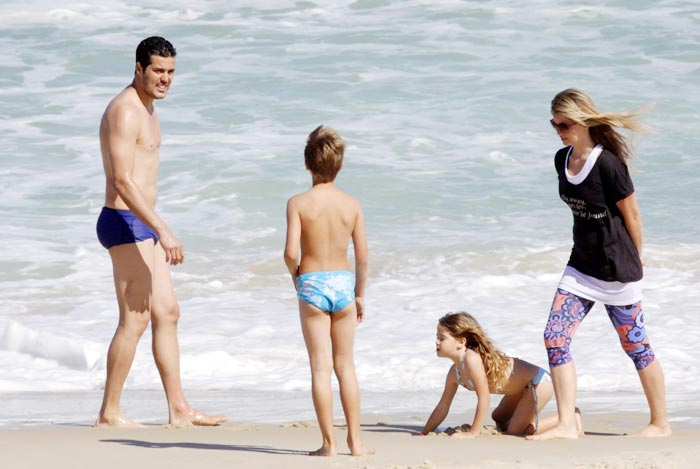 Toda a família se divertiu junta na praia. 