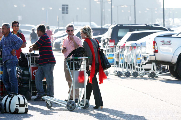 Os paparazzi acompanharam o casal até o estacionamento