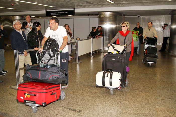 Ana Maria Braga e Marcelo Frisoni desembarcando no aeroporto internacional de Guarulhos, em São Paulo