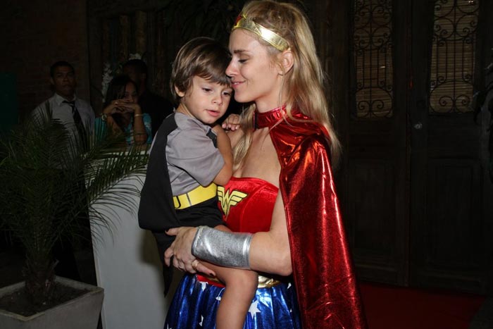 Carolina Dieckmann se veste de Mulher Maravilha no aniversário do filho