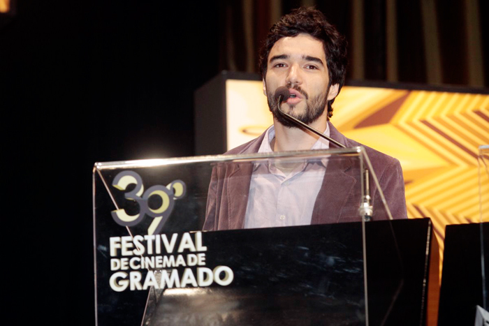 Caio Blat fez o seu discurso no 39º Festival de Cinema de Gramado