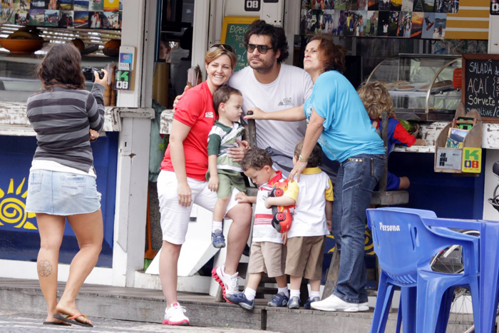Thiago Lacerda posou para fotos com um grupo de fãs