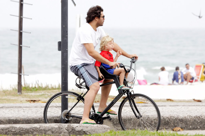 O ator aproveitou o Dia dos Pais pedalando com o seu filho, Gael