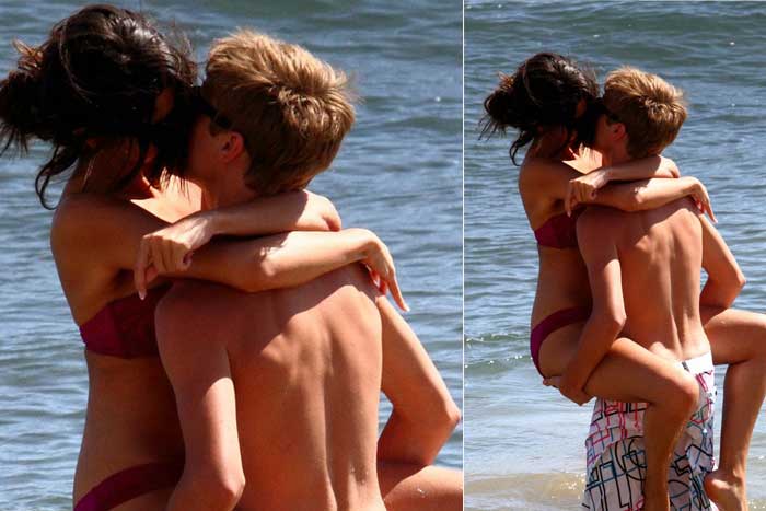 Justin e Selena Gomez na praia