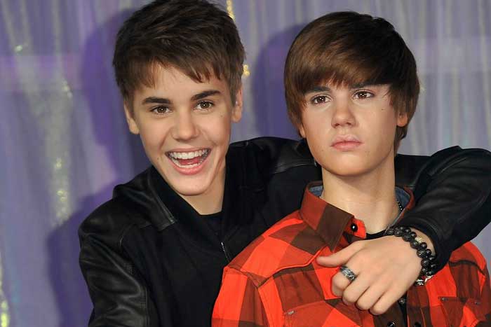 Justin Bieber com sua estátua de cera exposta no Museu Madame Tussauds de Nova York e Londres 