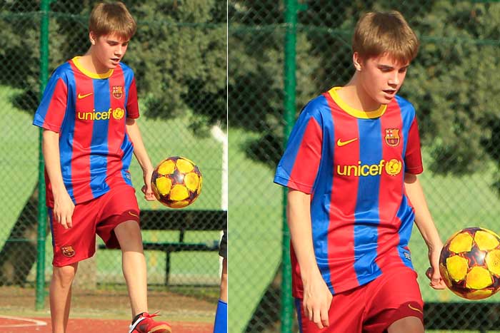 Aproveitando um momento de folga para jogar futebol com o uniforme do FC Barcelona.