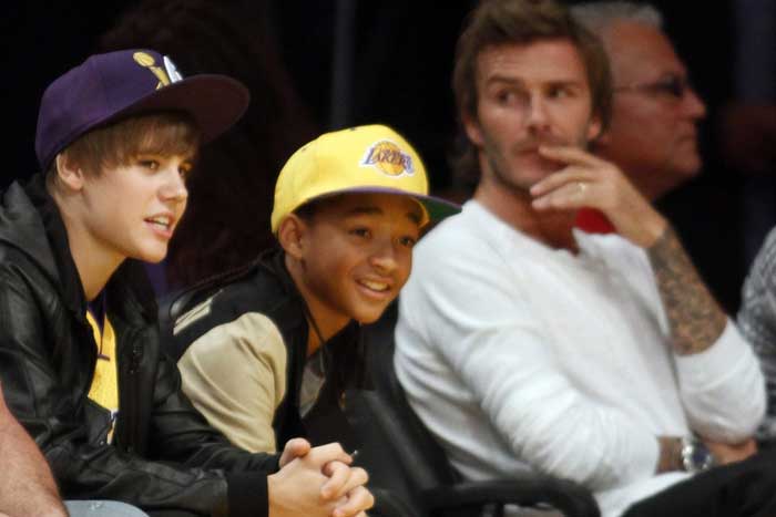 No Staples Center, em Los Angeles: Assistindo jogo do Los Angeles Lakers ao lado de Jaden Smith e David Beckham
