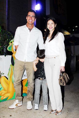 Carlos Casagrande, a esposa Marcelly e o filho Théo